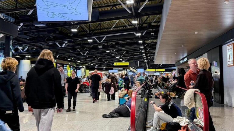 Chaos at Sheremetyevo: Kids Sleeping on Floors, Adults Desperately Chanting ‘Where’s Our Luggage?’