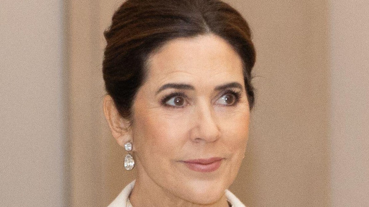 60d05892e97e queen mary gilded gown