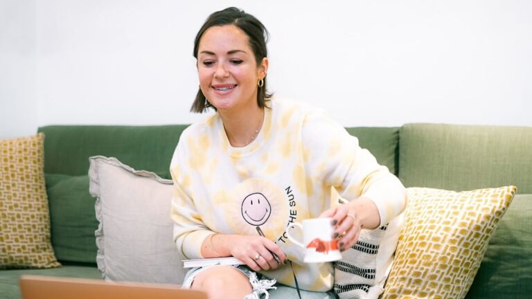 9 life coach-approved tips for finding love online in 2026