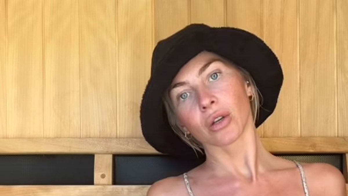 767947f43435 julianne hough bikini sauna