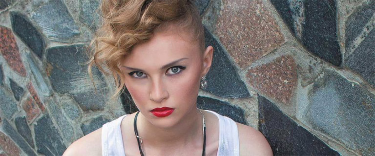 Unisex, Anti-Glamour, and Bold Choices: The Iconic 90s Fashion Trends