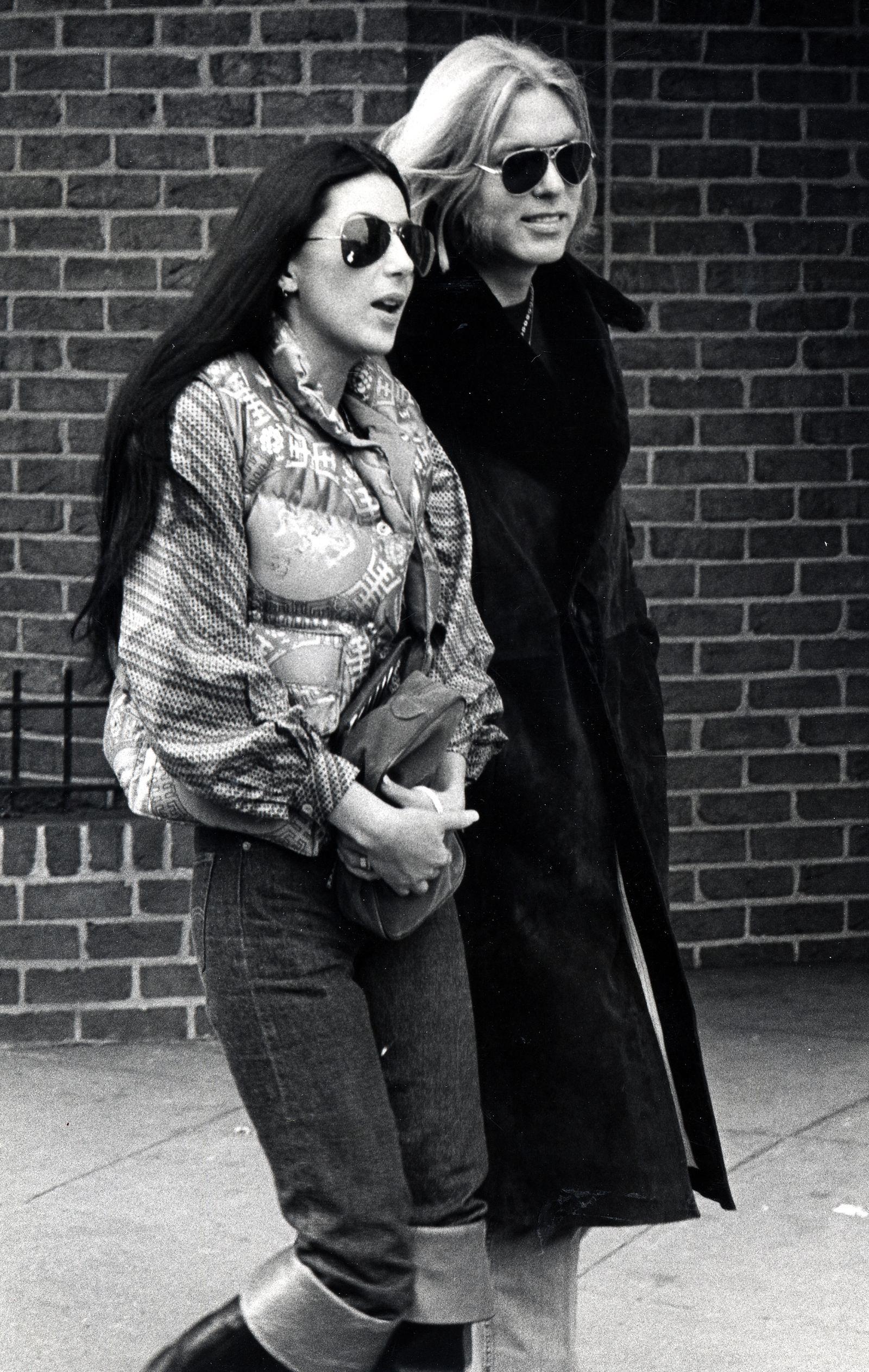 cher con bomber jacket jeans y botas de pirata