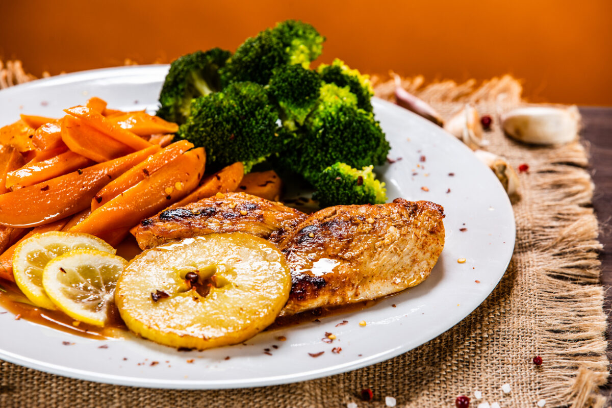 8 Low-Calorie Dinner Recipes to Keep You Satisfied 4 Grilled Lemon Herb Chicken with Roasted Vegetables