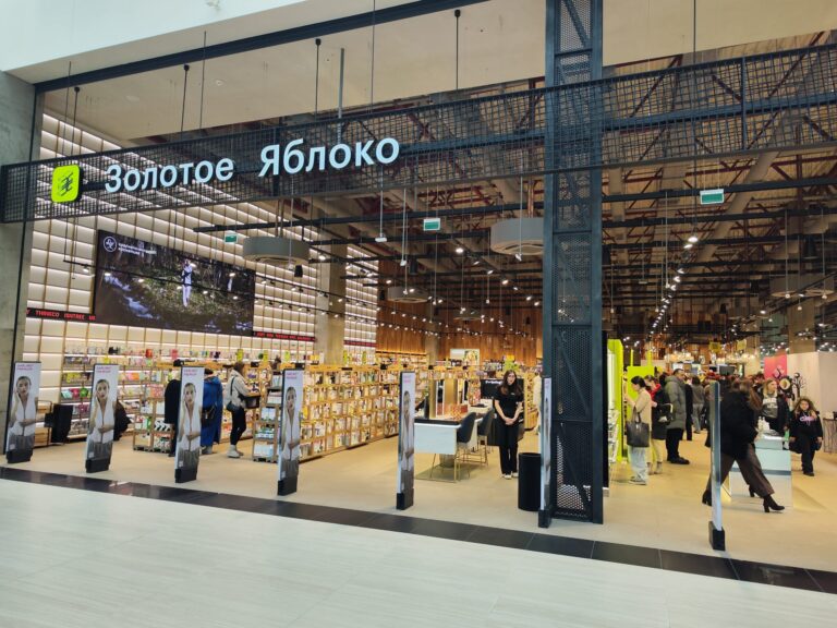 Celebrating Beauty and Style: The Grand Opening of Golden Apple Store