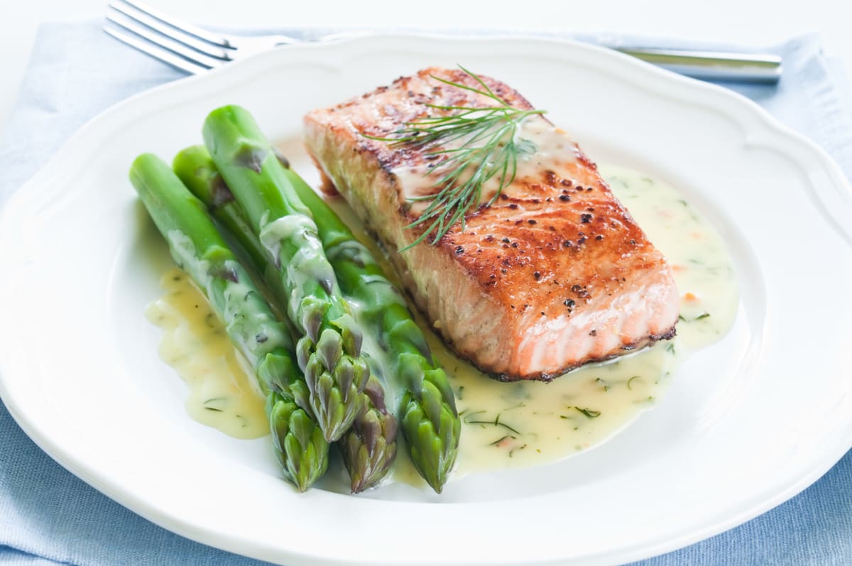 8 Low-Calorie Dinner Recipes to Keep You Satisfied 7 Salmon with Roasted Asparagus and Lemon-Dill Sauce