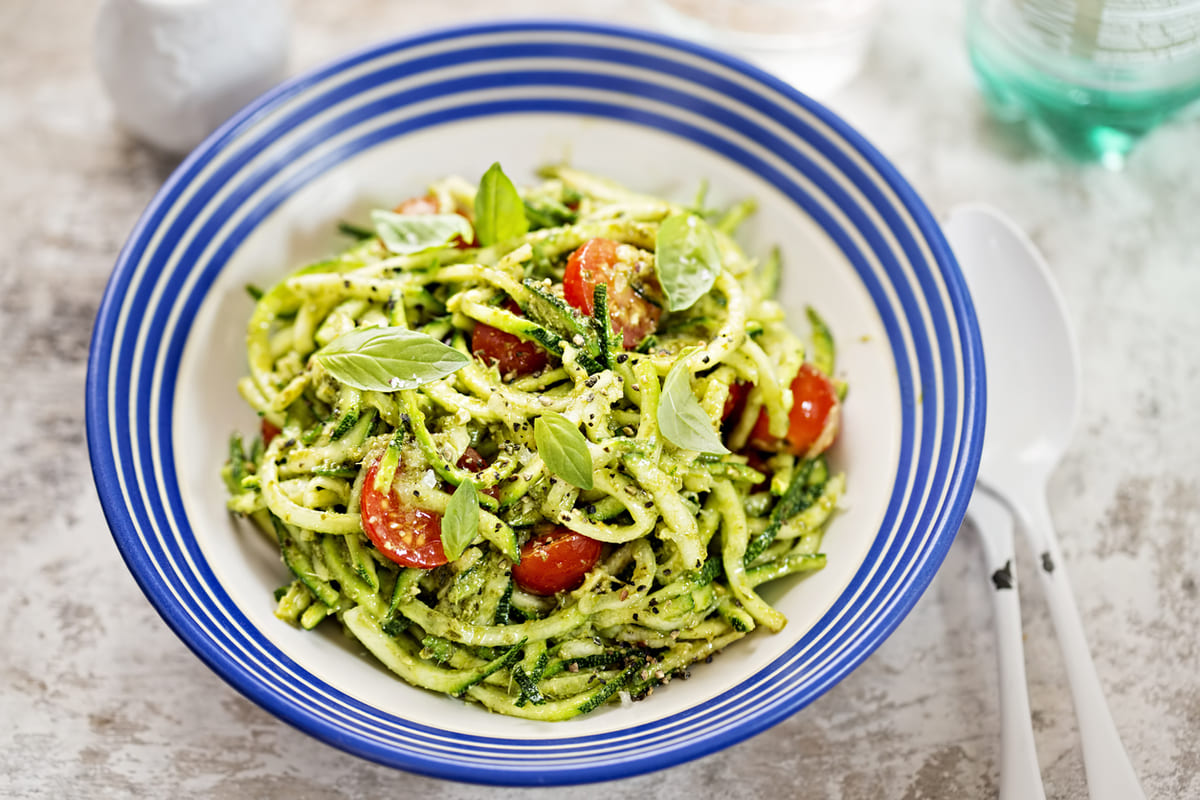 8 Low-Calorie Dinner Recipes to Keep You Satisfied 6 Zucchini Noodles with Pesto and Cherry Tomatoes