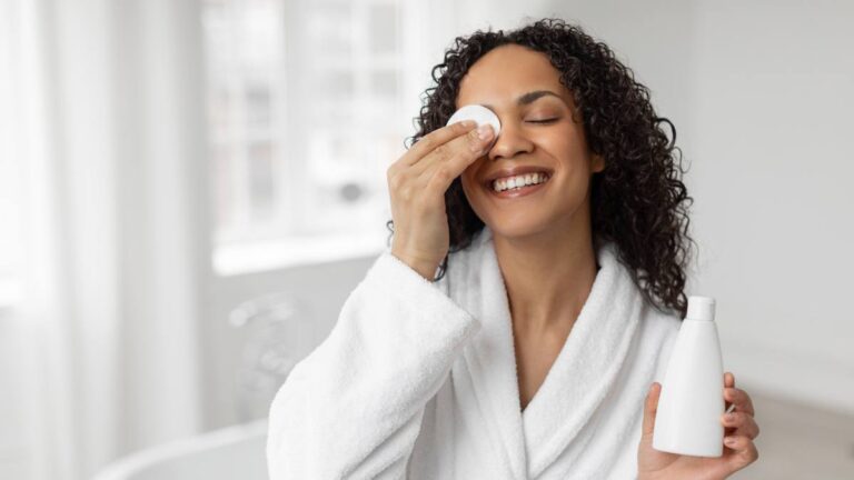 How to Remove Mascara Without Hurting Your Eyes: 3 Quick + Simple Solutions