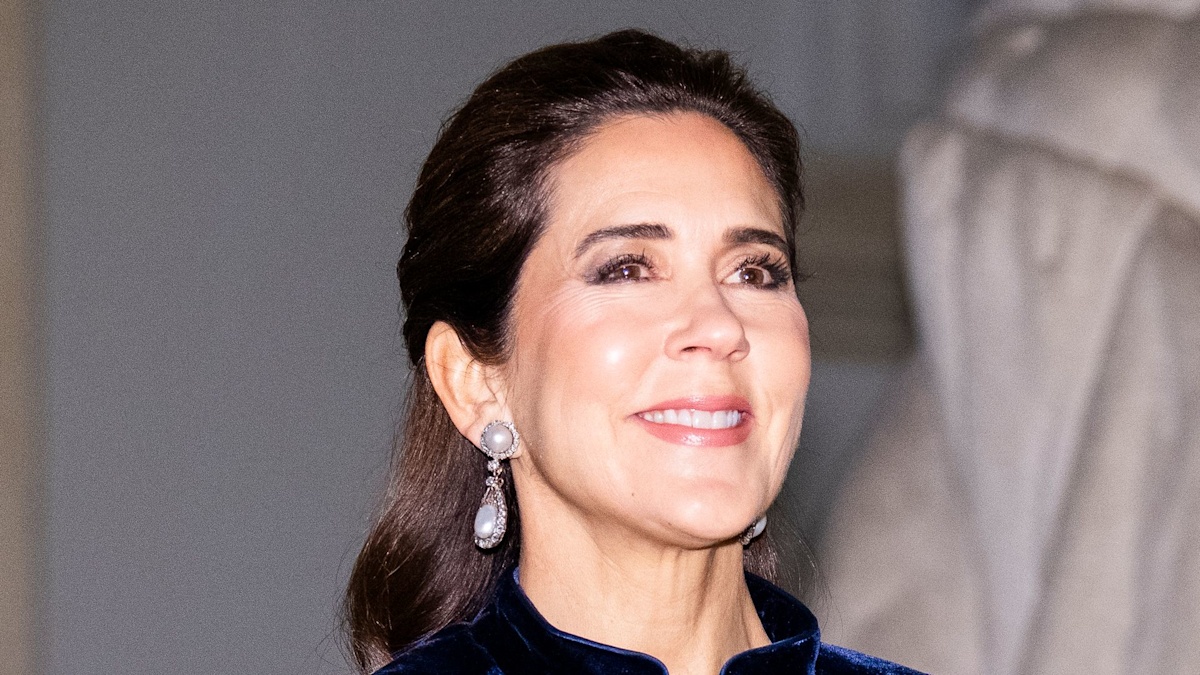 c3139d43b537 queen mary powerful velvet