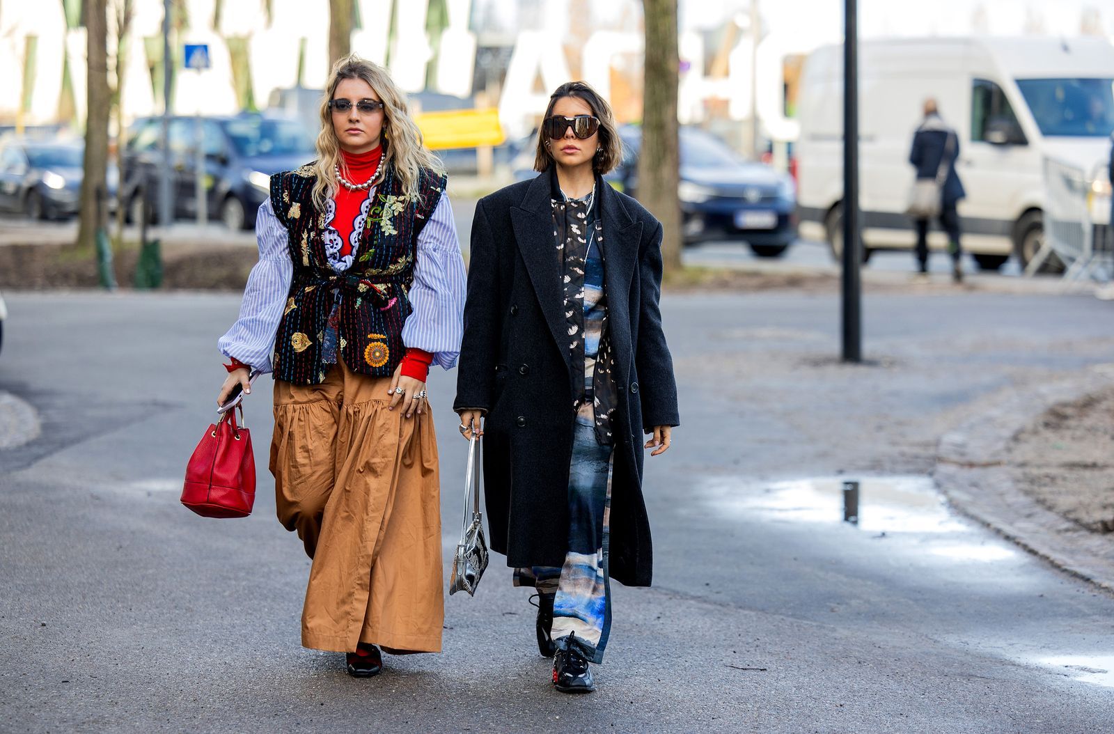 Chaleco boho con lazo y falda vaporosa street style OtoñoInvierno 2024.