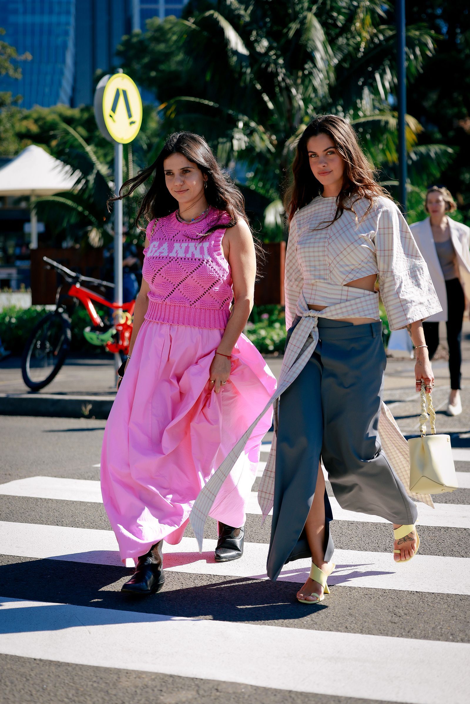 Chaleco boho tejido y falda vaporosa street style OtoñoInvierno 2024.