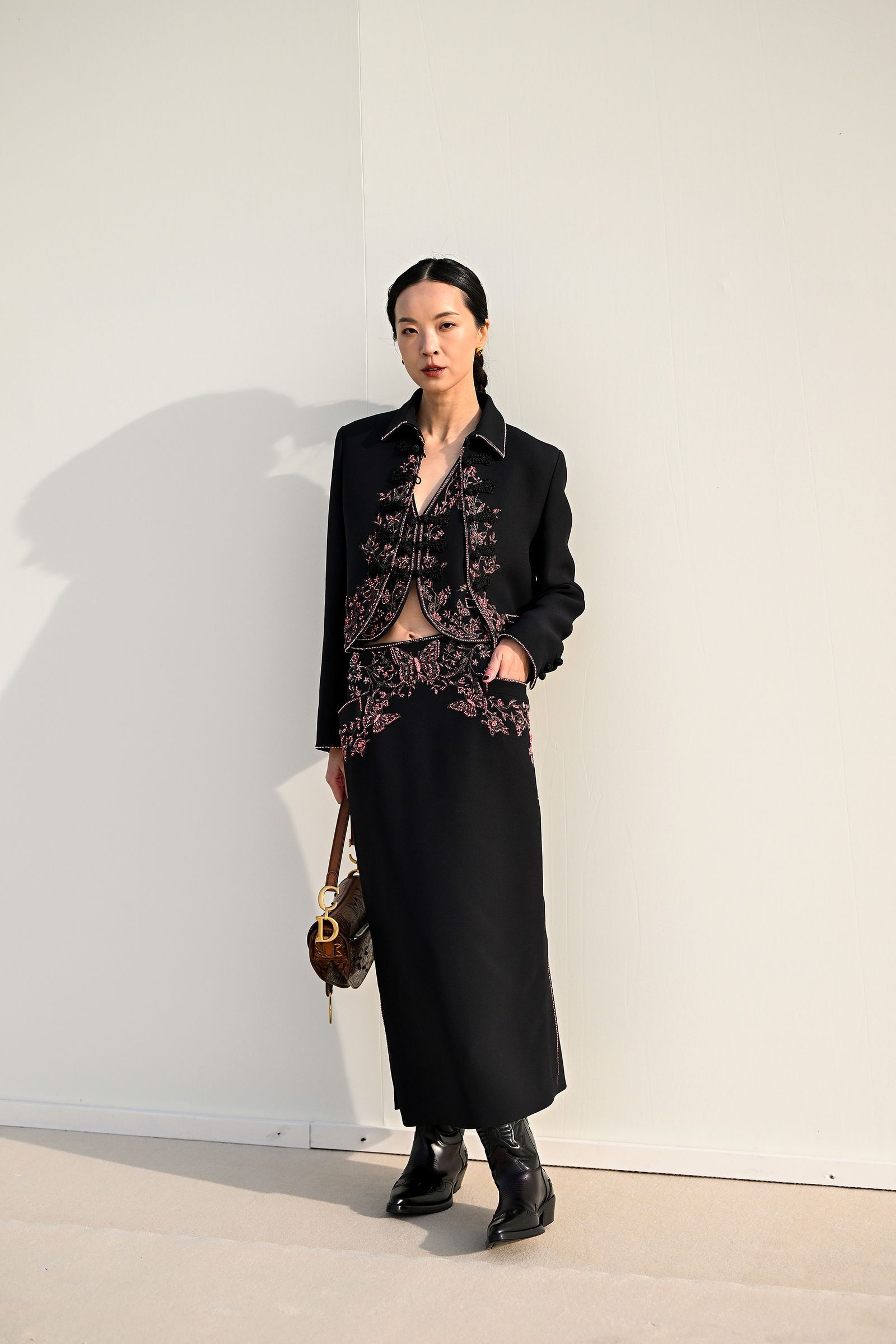 Chaleco boho sastre y falda midi street style OtoñoInvierno 2024.