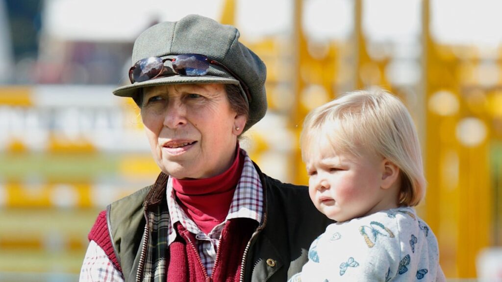 e19aa19e5852 princess anne mia