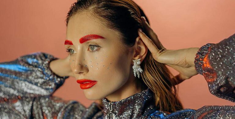 Show-Stopping New Year’s Eve Makeup: Achieve a Salon-Like Look