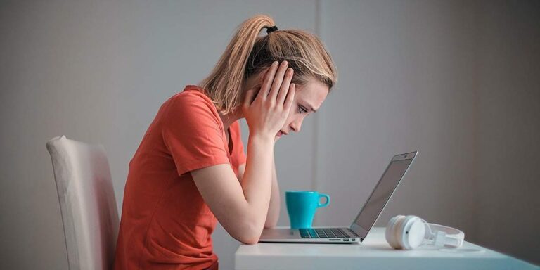 Struggling to Stop Reading News? A Psychologist’s Guide to Help Yourself