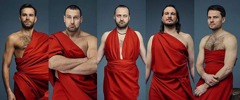 red dress muzhchiny v krasnyh platyah