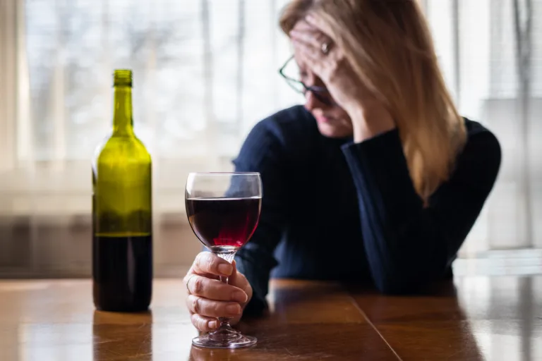 7 Everyday Habits That Speed Up Aging (And How to Fix Them)